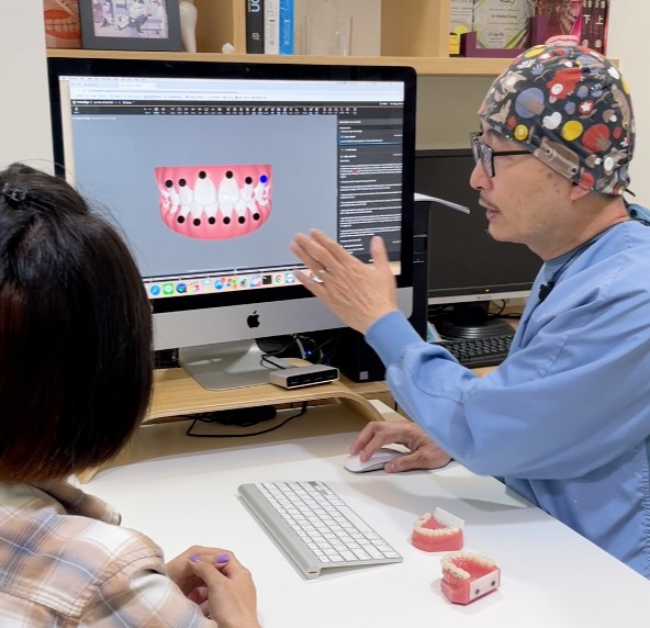 圖2-圖二：透過隱適美-3D-數位模擬動畫，讓醫師與患者能預先討論牙齒排列、咬合及臉型的改變。（圖片來源：瑞比牙醫診所）