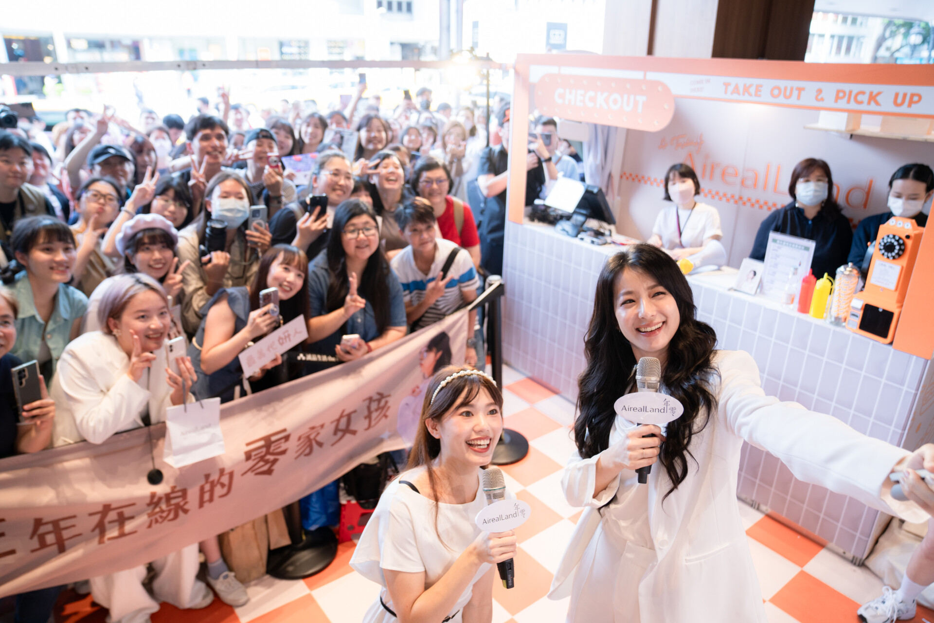 賴雅妍驚艷登場擔任保養品牌「年零AirealLand」一日店長，吸引百名粉絲熱情參與